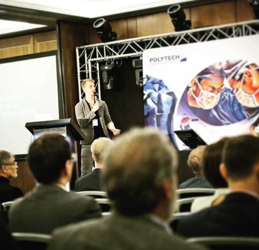 Kamil Kaminski speaking on stage at a conference